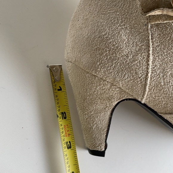 ⚫️🖤◾️”STUNNING” ◾️🖤⚫️ CREAMY BEIGE SUEDE HEELS BY RUE 21 . . . GOLD ACCENTED - Picture 9 of 9